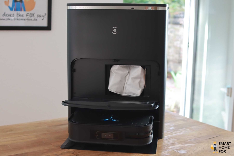 Der Einwegbeutel des ECOVACS DEEBOT X2 OMNI wird in den Händen gehalten.
